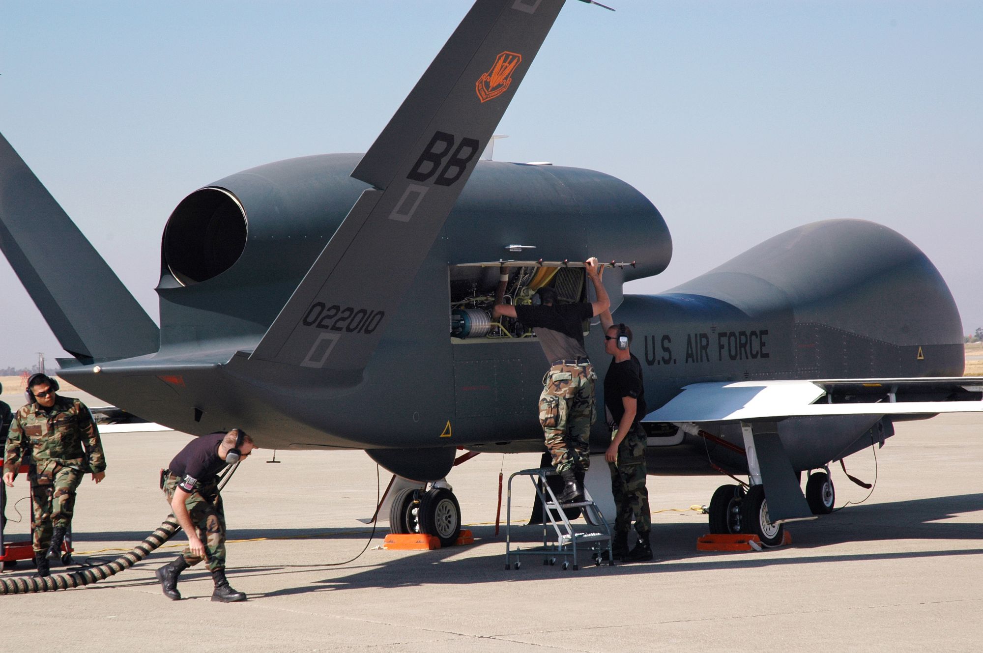 MIL_Air_GlobalHawk_on_Runway_MM.jpg